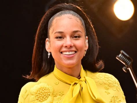 Alicia Keys shows off curves in a colorful bikini while ...